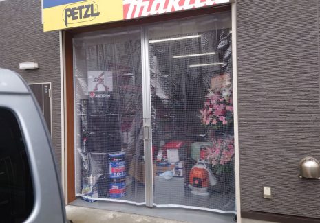 店舗出入口にエアコン効率向上による省エネ対策として糸入り透明ビニールカーテンを設置
