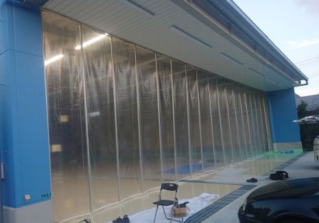 幅18m、高さ4.6mの開口部に大型のビニールカーテンを設置しました
