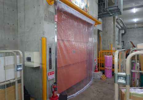 ビニールカーテンはエレベーターから冷気が入ってこないように隙間ができないように設置してあります