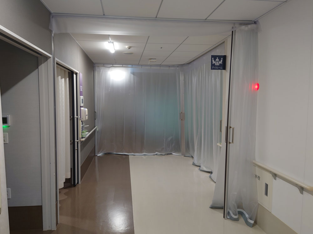 患者さんのプライバシーにも配慮してビニールカーテン生地は半透明の梨地生地を使用しています