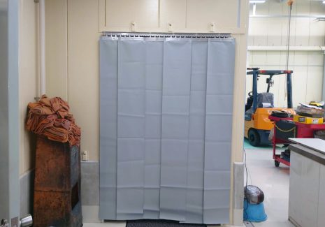 自動車整備工場内のトイレの中が外から見えてしまう状態だったので、トイレ出入口に目隠しターポリン製のれんカーテンを設置しました