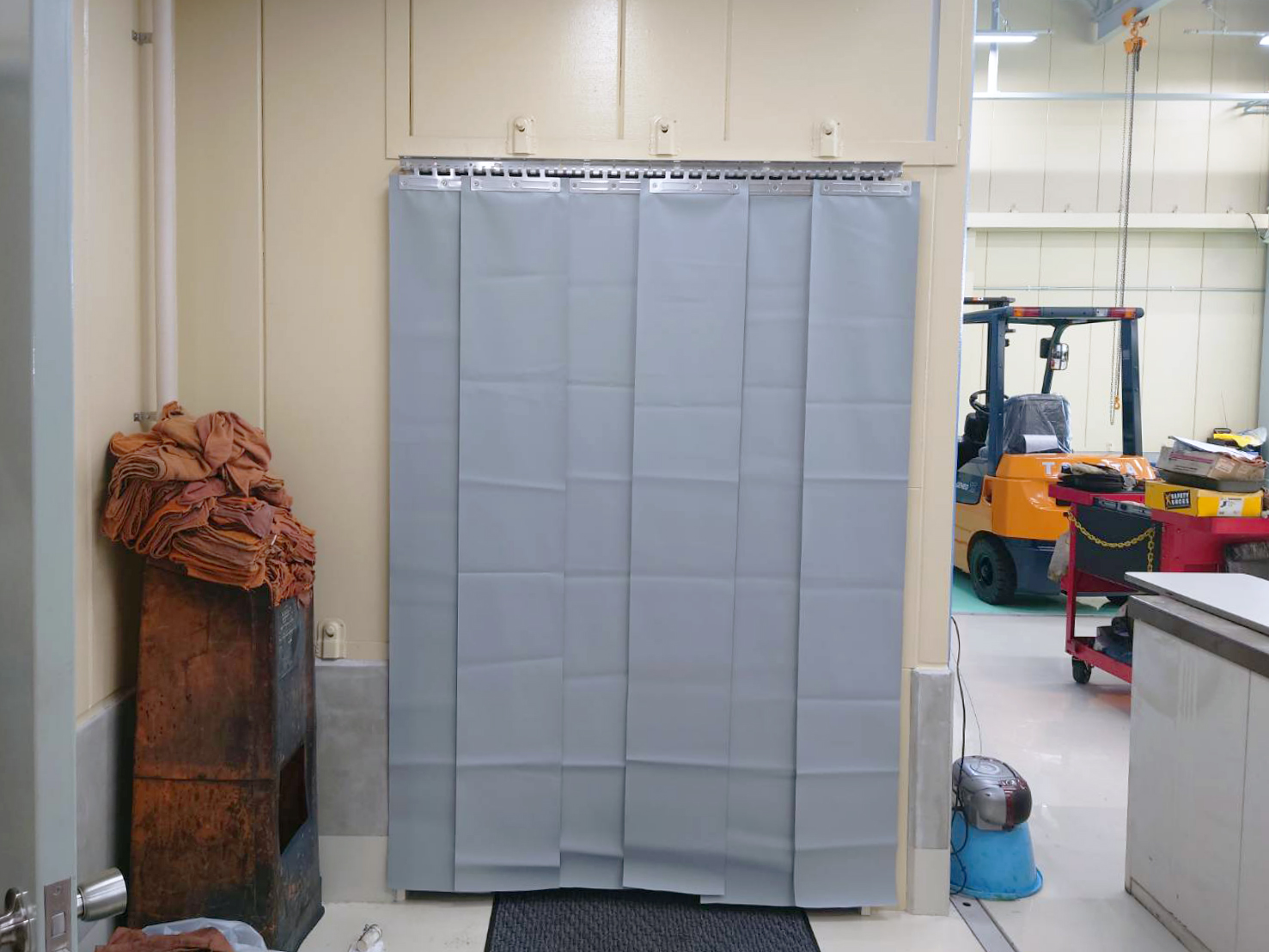 自動車整備工場内のトイレの中が外から見えてしまう状態だったので、トイレ出入口に目隠しターポリン製のれんカーテンを設置しました