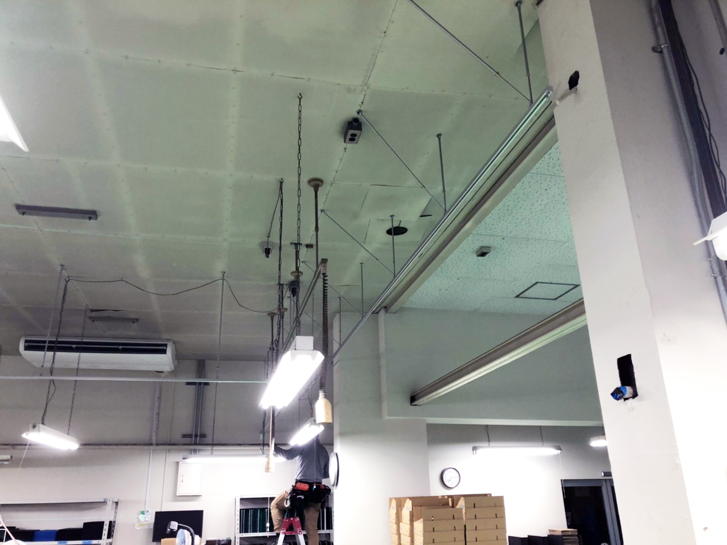 天井の構造物が入り組んでいる箇所も、吊り棒を使用して干渉することなく設置しています