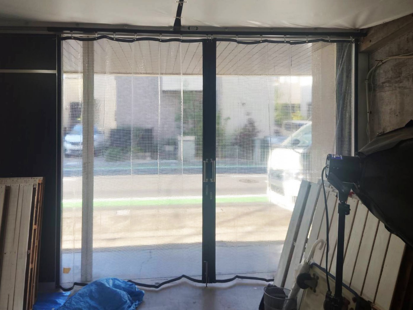 補強用の糸が入った糸入り透明ビニールカーテンは耐久性と見透しを兼ね備え、内側から来客の様子がよくわかります