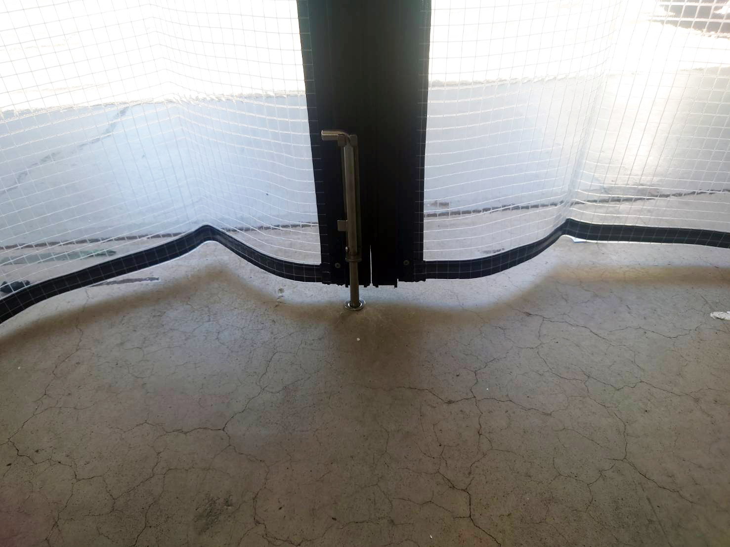 ビニールカーテンが風でバタつかないように間仕切りポールには落としピンを設置して、地面に固定できるようになっています