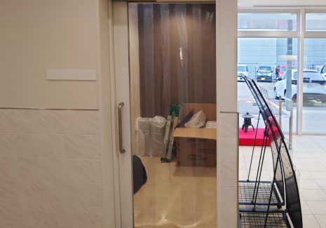 盛岡市のホテルの喫煙室出入口に、流入風を増すための透明のれんカーテンを設置しました