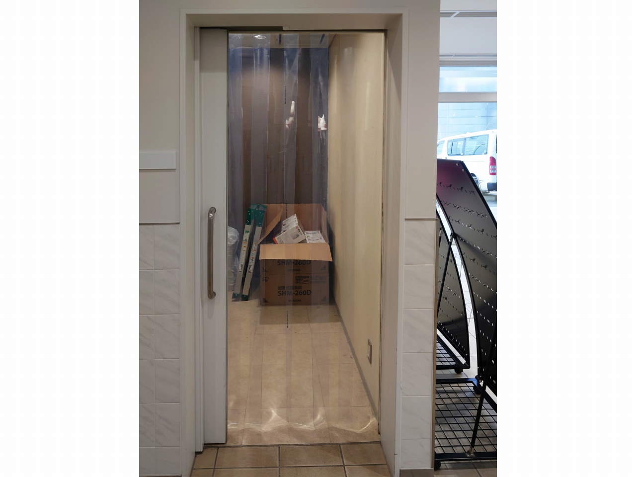 岩手県盛岡市にあるホテルの喫煙室に十分な流入風を確保するため、出入口にのれんカーテンを設置しました