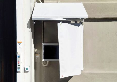 カーブレールを使用しているので日射しの向きに合わせてカーテンをスライドできます