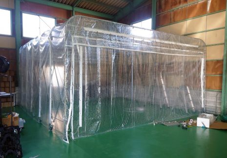 倉庫内の作業スペースとして移動伸縮式のビニールブース「たためーるくん」を設置しました