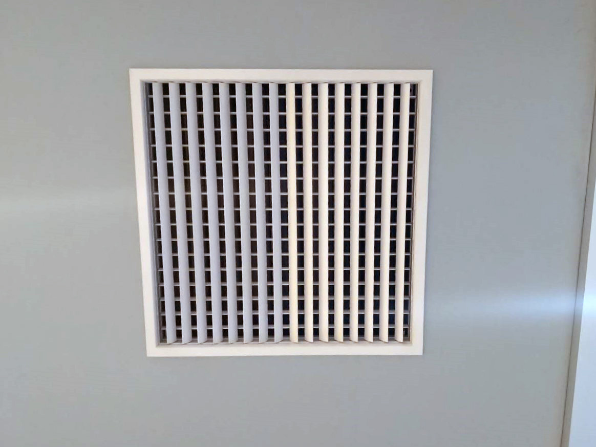 喫煙室の天井に設置されていた自然換気口。十分な流入風を発生させるためにはここに換気扇を設置する必要があります