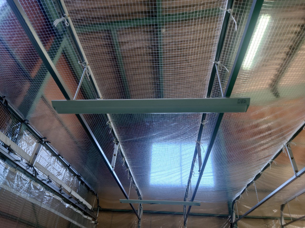 透明ビニールブース内は、倉庫の天井照明や窓からの光も取り入れられますが、より作業しやすくするため、電灯を設置しています