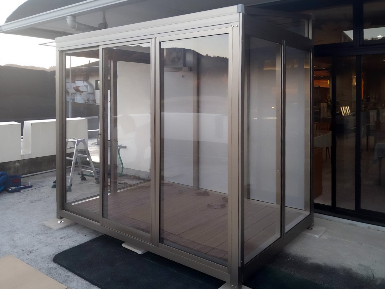 ゴルフ場の屋外テラスにユニットハウス式の喫煙室を設置しました