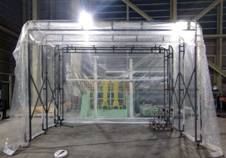 工場での試験用に伸縮可動式のビニールブースを設置